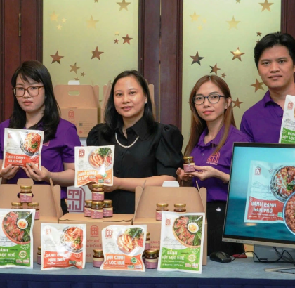 B&aacute;nh Canh C&aacute; L&oacute;c Cố Đ&ocirc; - Đưa T&ocirc; B&aacute;nh Canh Vỉa H&egrave; Đi Mỹ