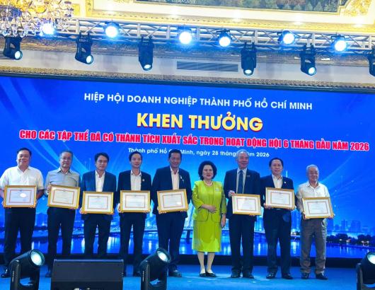 CLB Doanh nh&acirc;n Huế tại TPHCM nhận giấy khen của HUBA 