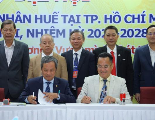 CLB Doanh Nh&acirc;n Huế K&yacute; kết với Quỹ Huế Hiếu Học 