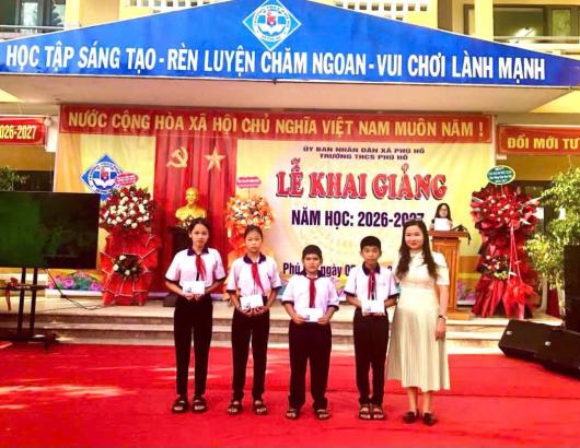 CLB Doanh nh&acirc;n Huế tại TPHCM trao 60 triệu đồng ở qu&ecirc; nh&agrave; dịp năm học mới 