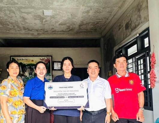 CLB Doanh nh&acirc;n Huế trao học bổng cho Thủ khoa Tốt nghiệp THPT TP Huế 