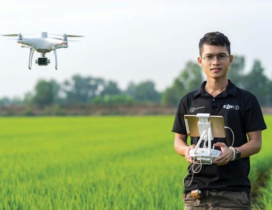 Nguyễn Văn Thi&ecirc;n Vũ: Ch&agrave;ng trai 9X đưa m&aacute;y bay phun thuốc v&agrave;o c&aacute;nh đồng