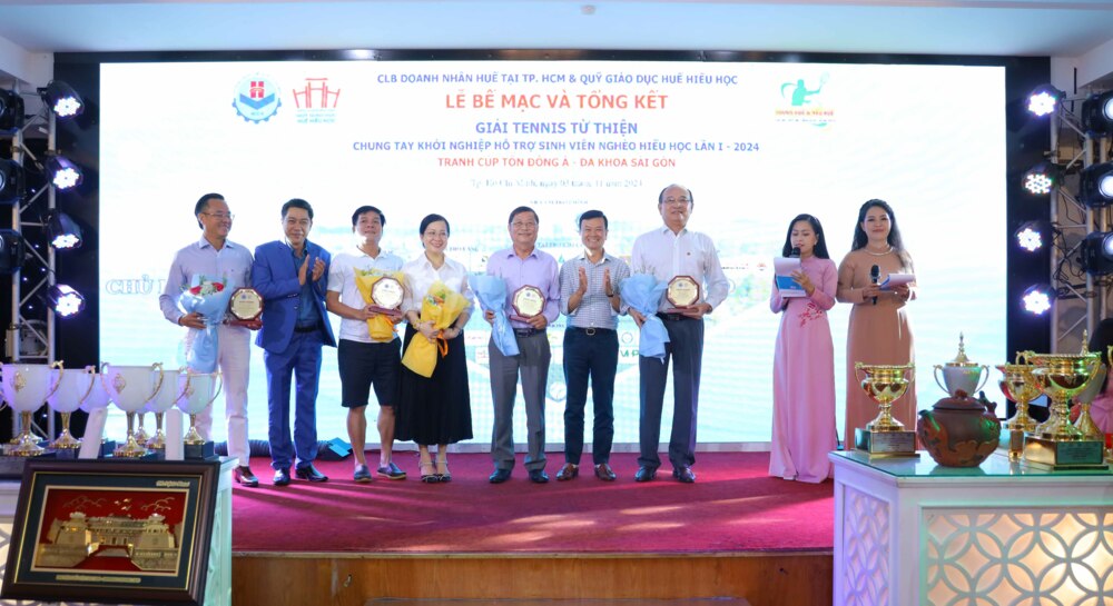 Chung tay hỗ trợ sinh viên nghèo hiếu học. 