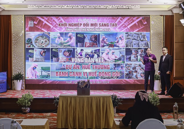 Chị Nguyên Hảo và anh Ngô Phước Tuần, Phụ trách Thương hiệu của Huế Thương chia sẻ trước Ban giám khảo