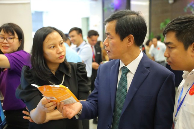 Phạm Lê Nguyên Hảo giới thiệu món bánh canh cá lóc Huế đóng gói với ông Nguyễn Văn Phương- Chủ tịch UBND Thừa Thiên Huế tại một chương trình giao thương của Hội đồng hương TT Huế tại TPHCM năm 2024